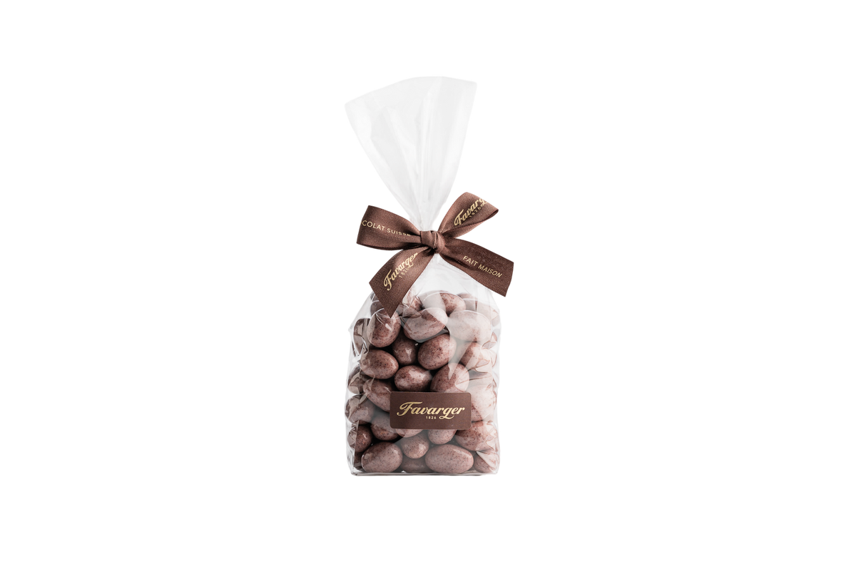 Amandes Favarger enrobées de chocolat blanc suisse au cassis, alliance gourmande entre le croquant de l'amande et les notes fruitées du cassis.