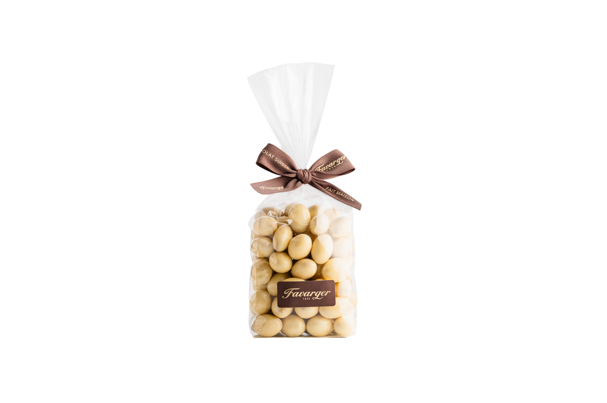 Amandes Favarger enrobées de chocolat blanc suisse au fruit de la passion, alliance gourmande entre le croquant de l'amande et les notes exotiques du fruit de la passion.