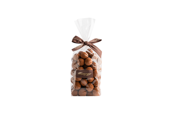 Boîte de 300 g de noisettes entières Favarger enrobées de chocolat noir suisse, alliance gourmande entre le croquant de la noisette et l'intensité du chocolat noir.
