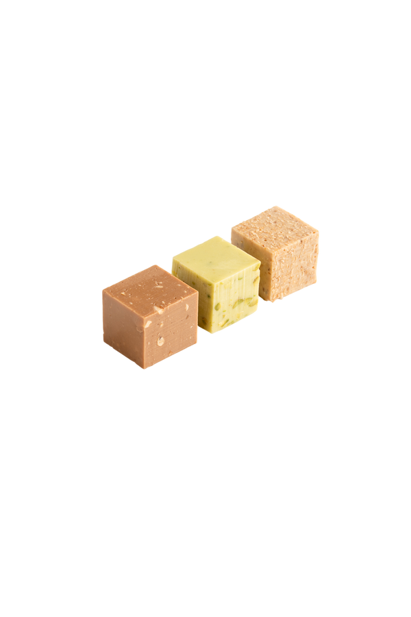 Réglette de 3 Favatufi Favarger, assortiment de truffes au chocolat suisse aux saveurs noisette, amande, pistache et noix de coco.