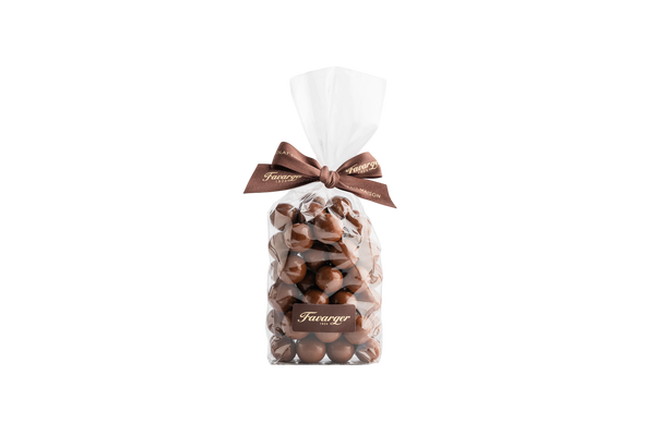Sachet de 300 g de noisettes entières Favarger enrobées de chocolat au lait suisse, alliance gourmande entre le croquant de la noisette et la douceur du chocolat au lait.